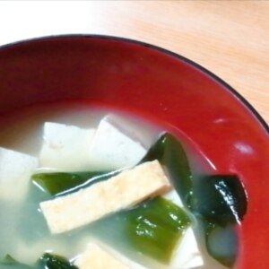 豆腐とわかめ、油揚げのみそ汁